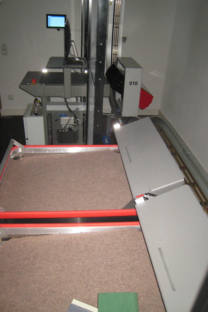 DTP begann im Jahre 2014 mit der Planung, im Jahre 2019/2020 folgte die Bauüberwachung der Bauausführung.  Die Buchtransportanlage dient insbesondere für den Transport von Büchern, Zeitschriften und audiovisuellen Beständen. 