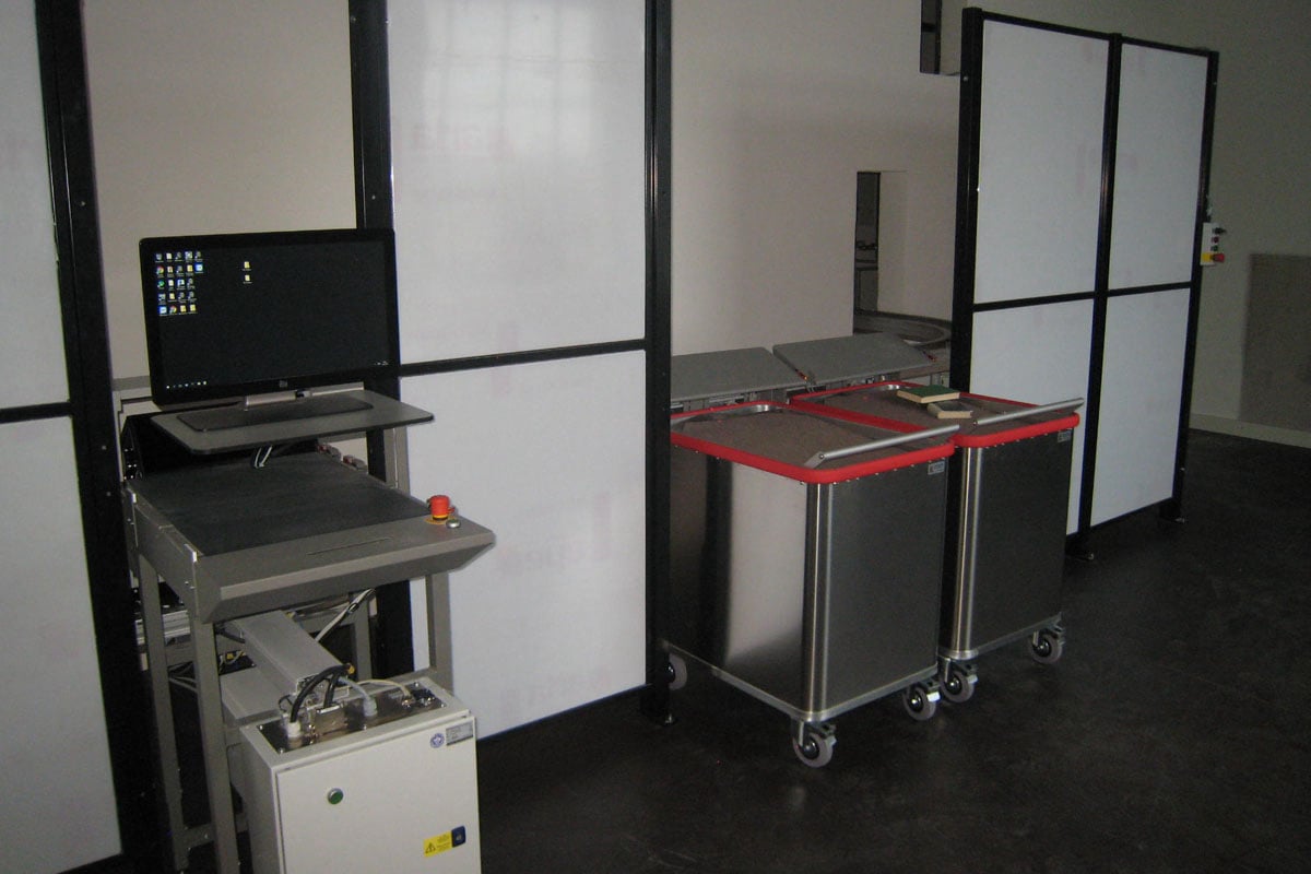 Die Sortierung der Medien erfolgt mittels Schienensystem und selbstfahrenden Förderfahrzeugen bis in Sammelbehälter auf der jeweiligen Bestimmungsetage.