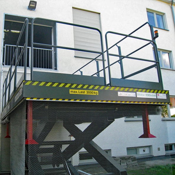 Wir planen Ihre spezielle Hebebühne! Hebebühnen, die nicht handelsüblich und speziell für Ihre Sonderlösungen gebraucht werden – sogenannte Unikate.  Ob die Hebebühnen LKW´s, Container oder Parkeisenbahn- Fahrzeuge heben, ist uns egal; wir projektieren die passende Hebeanlage nach den heute gültigen Vorschriften. 