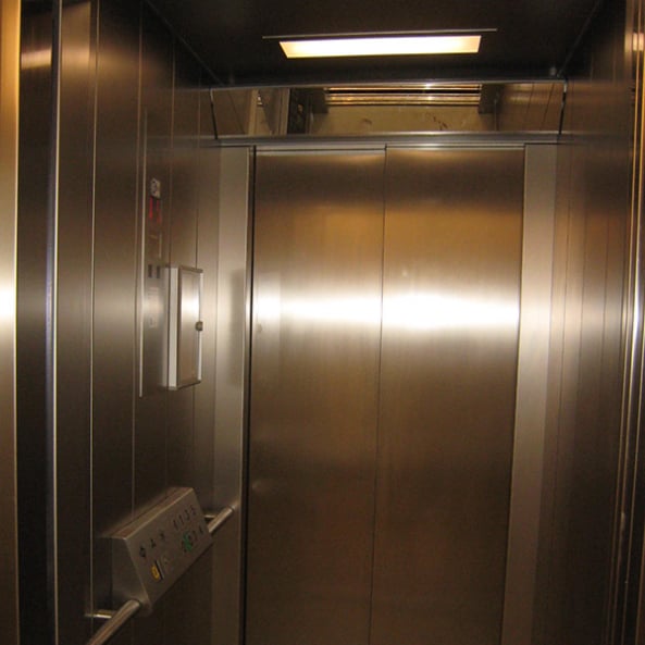 Die Gestaltung der Aufzugskabinen und die geometrische Gestaltung des Aufzugsschachtes sowie der Aufzugszugänge erfolgen während der Planungsphasen in ständiger Absprache mit dem Architekten und unseren Kunden. 