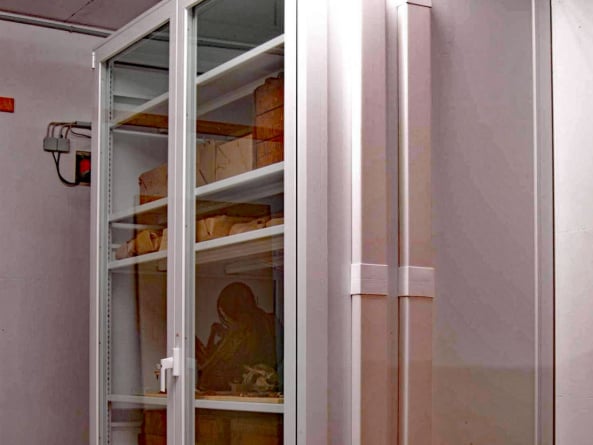 Wir beraten Sie gern über Möglichkeiten der sicheren Lagerung von speziellen Kunstgütern, chemisch belastetem Lagergut oder Sonderlagergut wie z.B. von Mumien.  Unsere Planung richtet sich dabei nach dem konkreten Anforderungsprofil des Lagergutes sowie nach den arbeitstechnischen und arbeitsgesundheitlichen Richtlinien der Arbeitsstättenanordnung. 