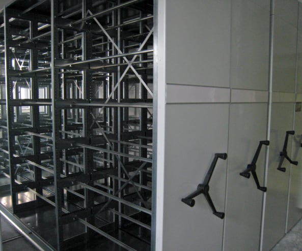 Wir beraten Sie gerne über Möglichkeiten der sicheren Lagerung von Kulissen, Dekorationen und Bühnenaufbauten nach Ihren speziellen örtlichen Bedingungen. Bei unserer Planung findet Ihr Brandschutz- und Logistikkonzept genauso Berücksichtigung wie die Suche nach einer praktikablen, kostengünstigen und raumsparenden Lagervariante.  Verstellbare Lagerwände Lager zur Aufbewahrung von Theaterkulissen, bestehend aus mehreren verstellbaren Wänden, die nach Einrichtung einer speziellen Lagerraumgröße fest arretiert werden können. 